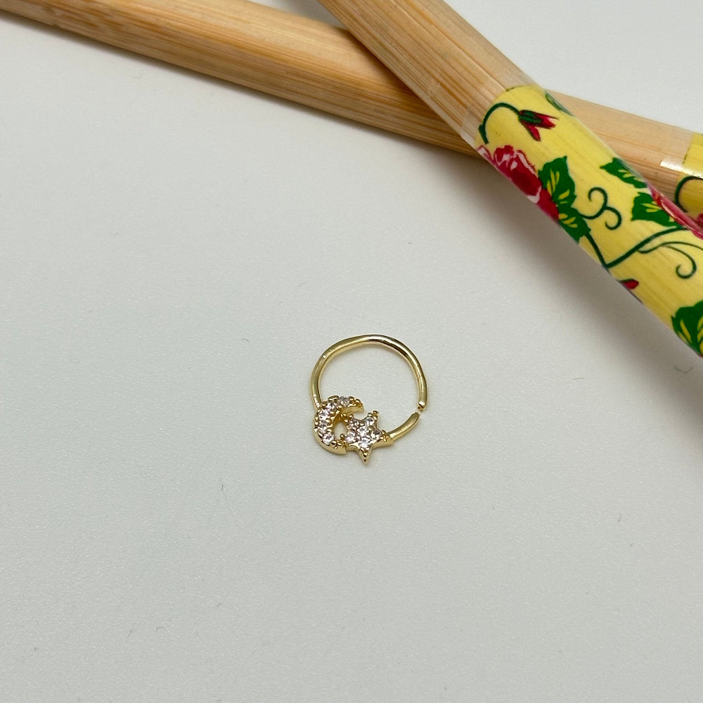XO334 Cuff  Estrella y Luna con circones 12 x 10 mm Aro Baño Oro