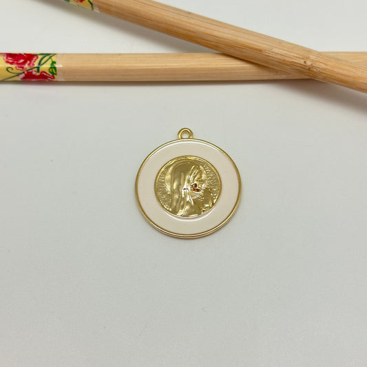 FO1040 Colgante Medalla Virgen Niña con Resina Color Hueso en borde dia. 27 mm mas argollita Figura Baño Oro