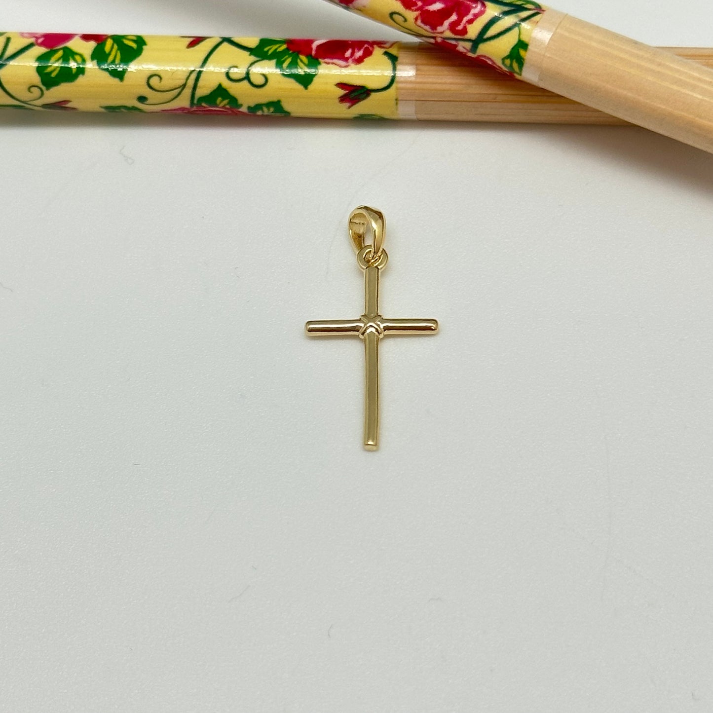 FO1036 Colgante Cruz 20 x 12 mm mas valier Espesor 1.8 mm Figura Baño Oro