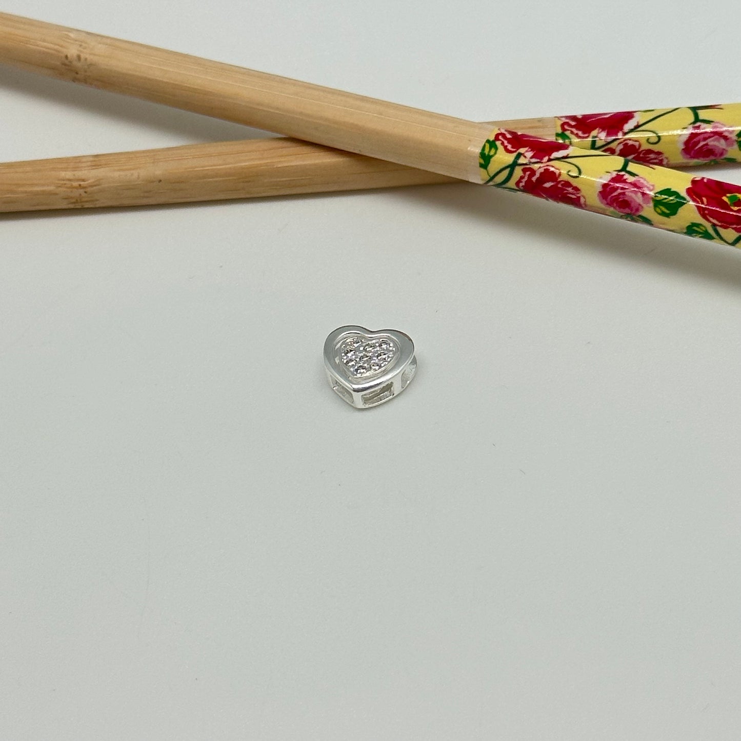 FP1037 Colgante Corazón para pasar circones y borde 11 mm Corazón Interior Doble faz circones y 1 circón 7 mm  espesor 5 mm Caja Corazón Calado exterior 12 mm espesor 5 mm Figura Baño Plata