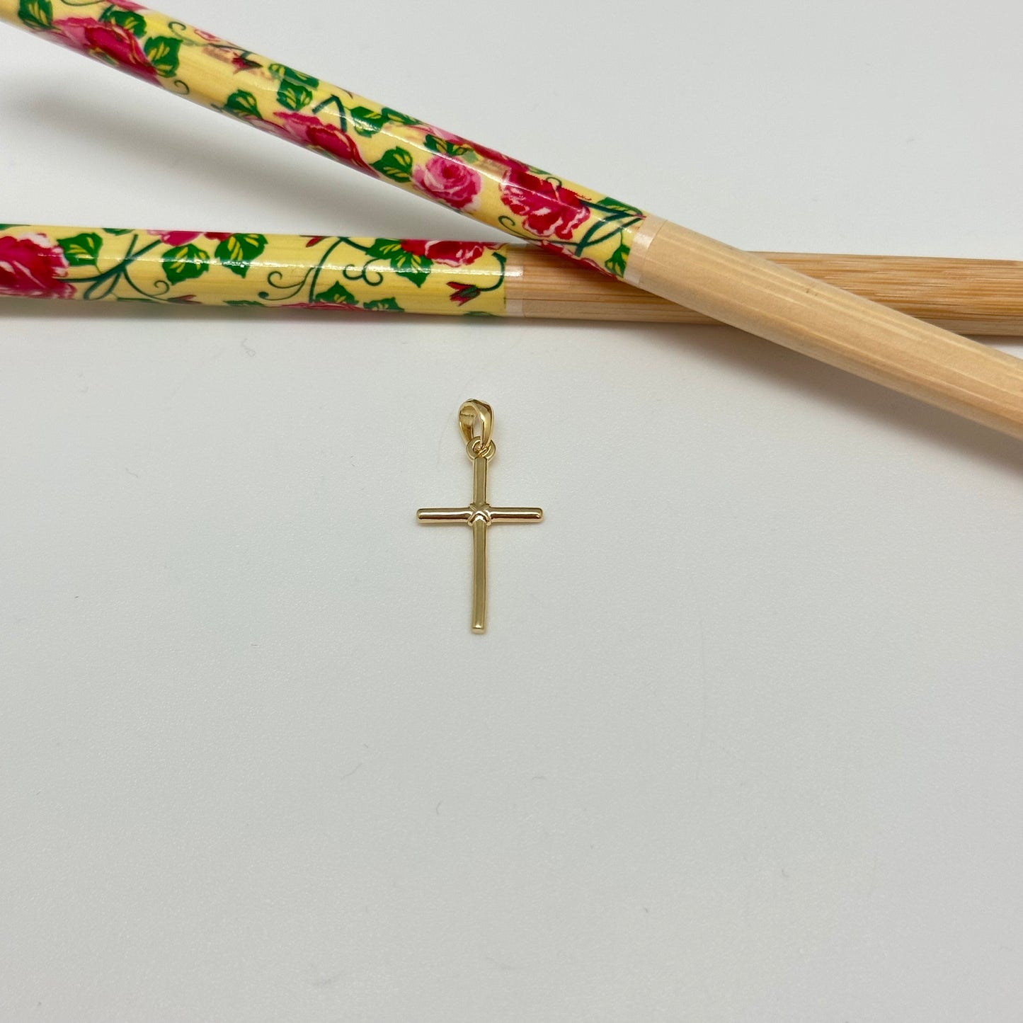 FO1036 Colgante Cruz 20 x 12 mm mas valier Espesor 1.8 mm Figura Baño Oro