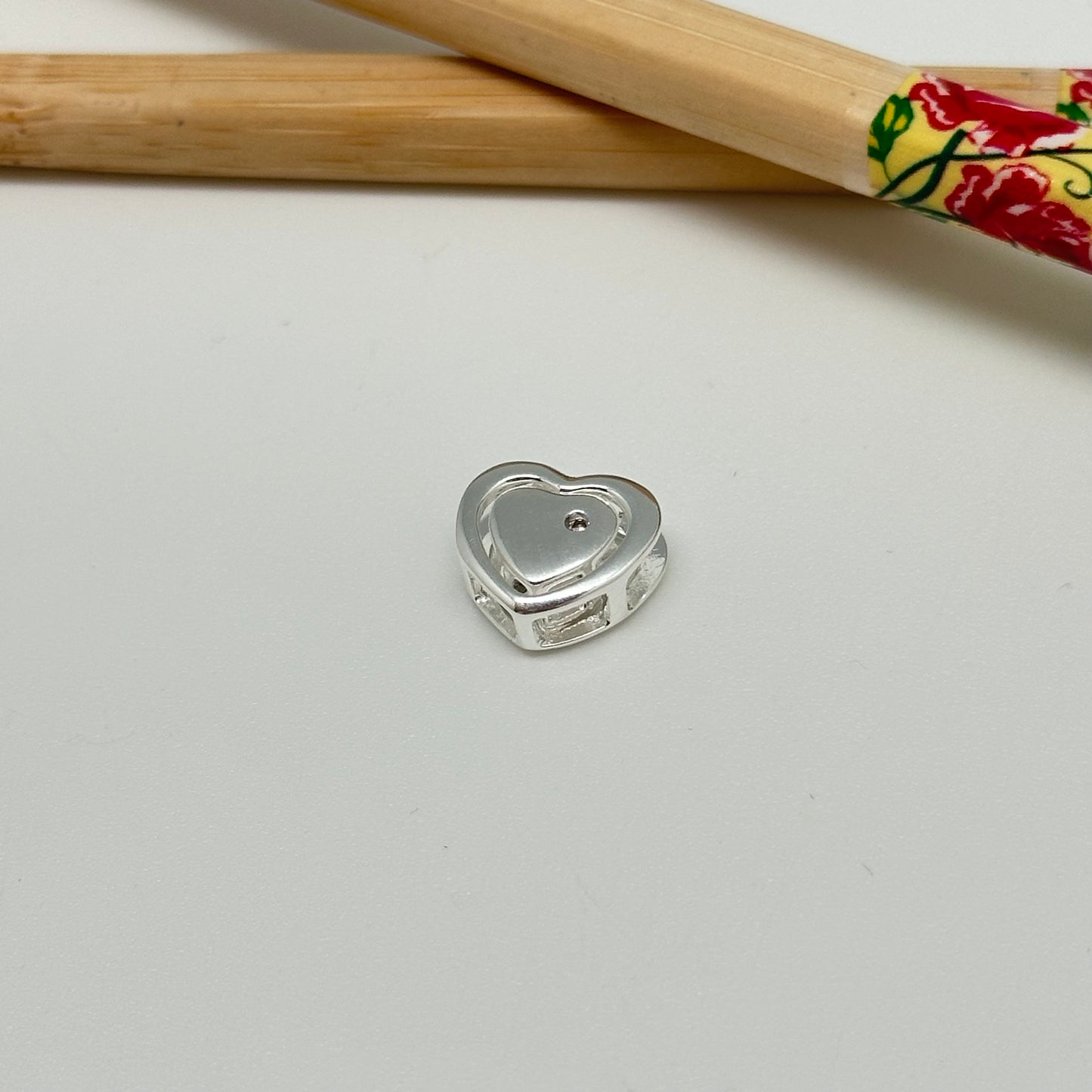 FP1037 Colgante Corazón para pasar circones y borde 11 mm Corazón Interior Doble faz circones y 1 circón 7 mm  espesor 5 mm Caja Corazón Calado exterior 12 mm espesor 5 mm Figura Baño Plata