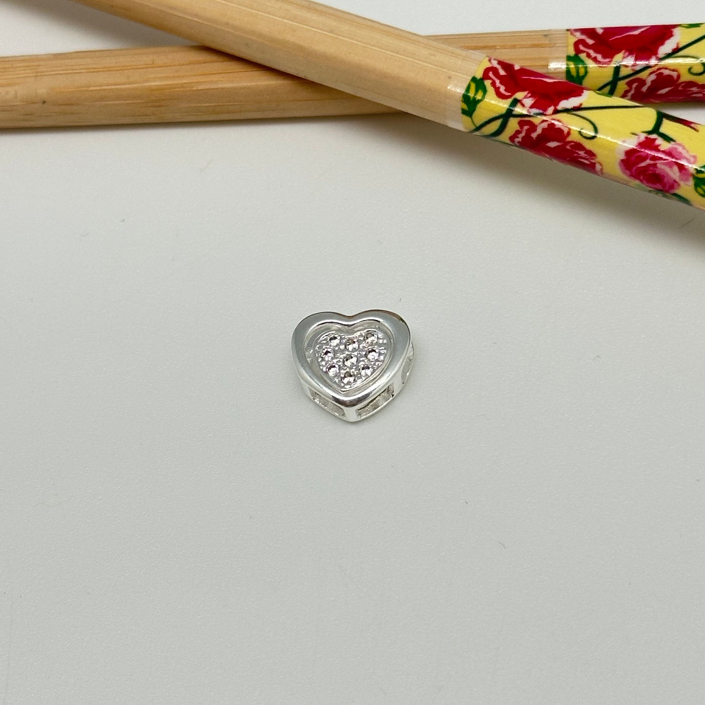FP1037 Colgante Corazón para pasar circones y borde 11 mm Corazón Interior Doble faz circones y 1 circón 7 mm  espesor 5 mm Caja Corazón Calado exterior 12 mm espesor 5 mm Figura Baño Plata