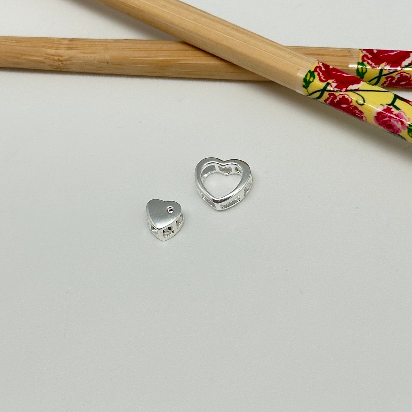 FP1037 Colgante Corazón para pasar circones y borde 11 mm Corazón Interior Doble faz circones y 1 circón 7 mm  espesor 5 mm Caja Corazón Calado exterior 12 mm espesor 5 mm Figura Baño Plata