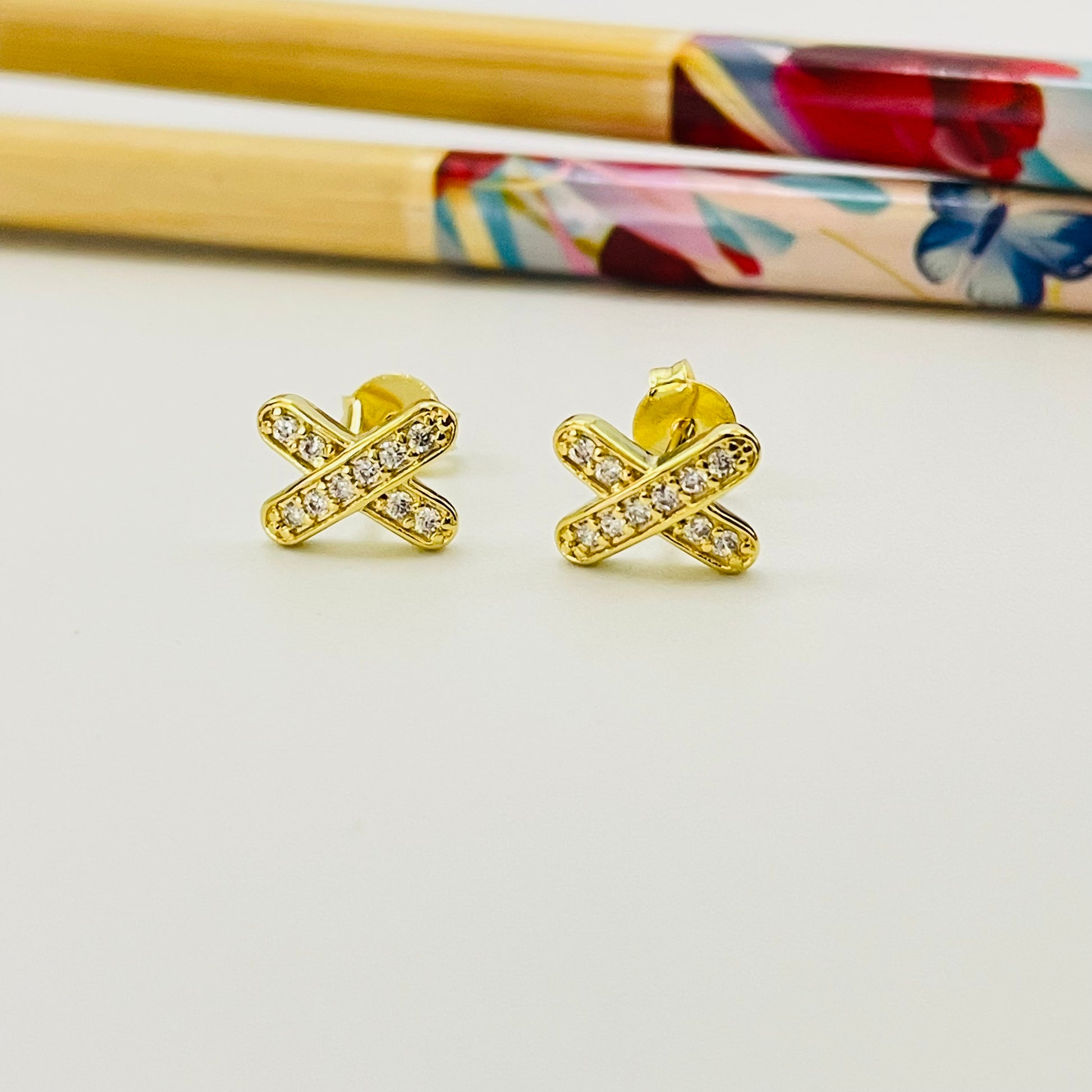 XO406 Aro en Cruz con circones 10 x 7 mm espesor 2 mm Aro Baño Oro Aros Bañados hecho de Bronce Bañado en Oro 18K Joyas Bañadas en Oro
