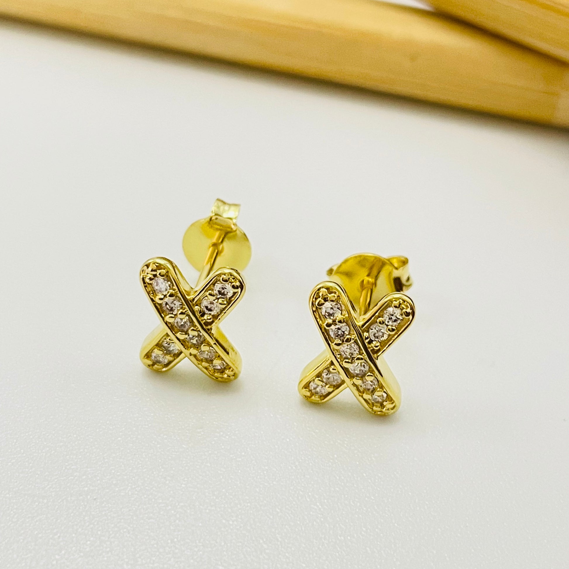 XO406 Aro en Cruz con circones 10 x 7 mm espesor 2 mm Aro Baño Oro Aros Bañados hecho de Bronce Bañado en Oro 18K Joyas Bañadas en Oro