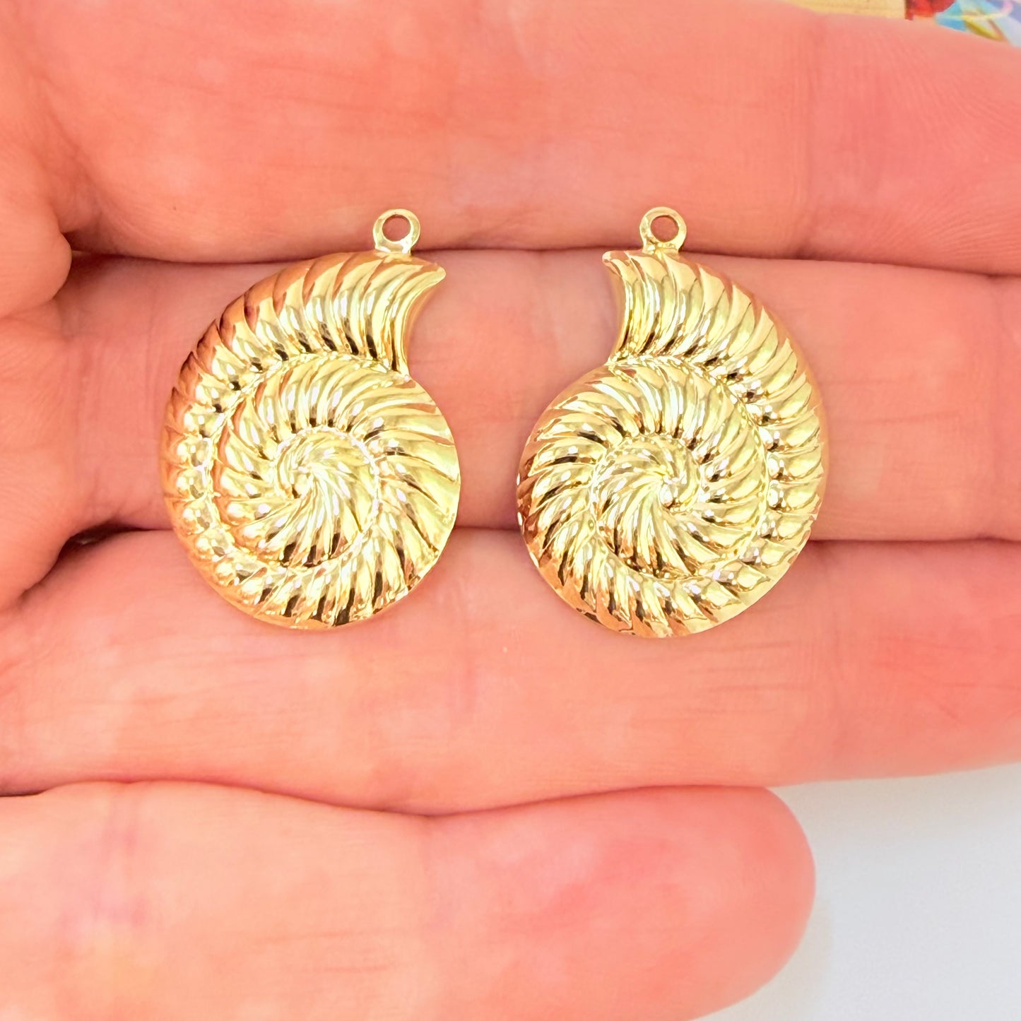 Joyas por Mayor Joyas Bañadas en Oro por Mayor Insumos para Joyas FO1258 y FO1259 Colgante Caracola Lado Derecho y Lado Izquierdo 20 x 16 mm más argollita Espesor 0.8 mm Figura Baño Oro