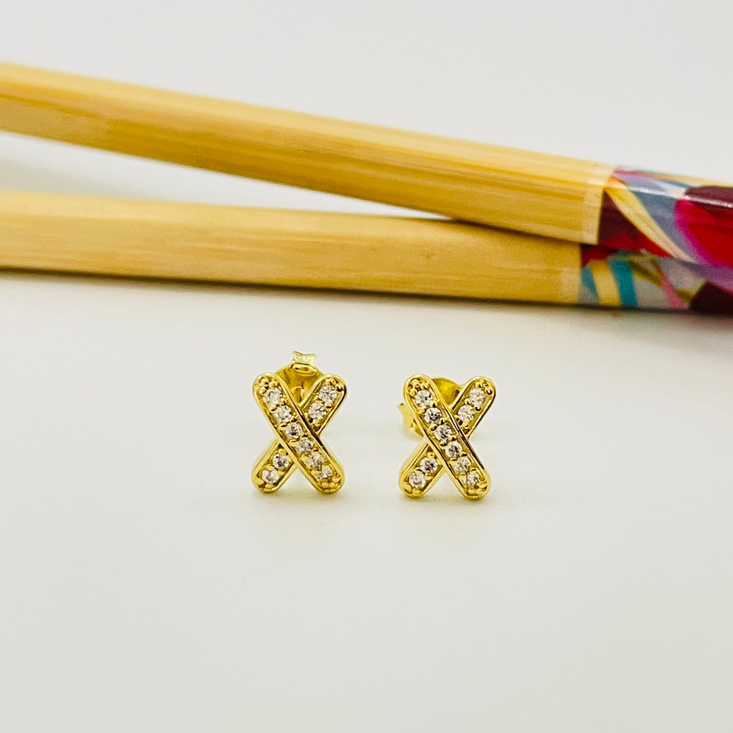 XO406 Aro en Cruz con circones 10 x 7 mm espesor 2 mm Aro Baño Oro Aros Bañados hecho de Bronce Bañado en Oro 18K Joyas Bañadas en Oro