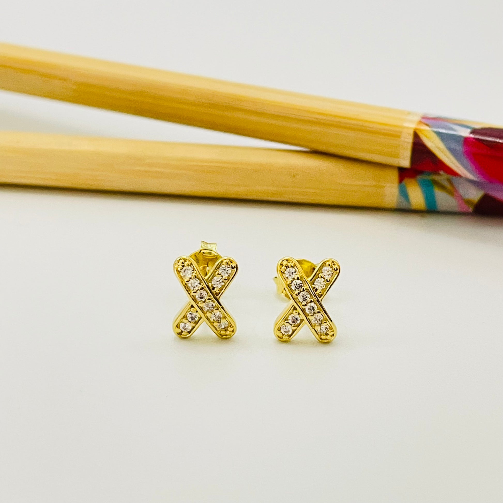 XO406 Aro en Cruz con circones 10 x 7 mm espesor 2 mm Aro Baño Oro Aros Bañados hecho de Bronce Bañado en Oro 18K Joyas Bañadas en Oro