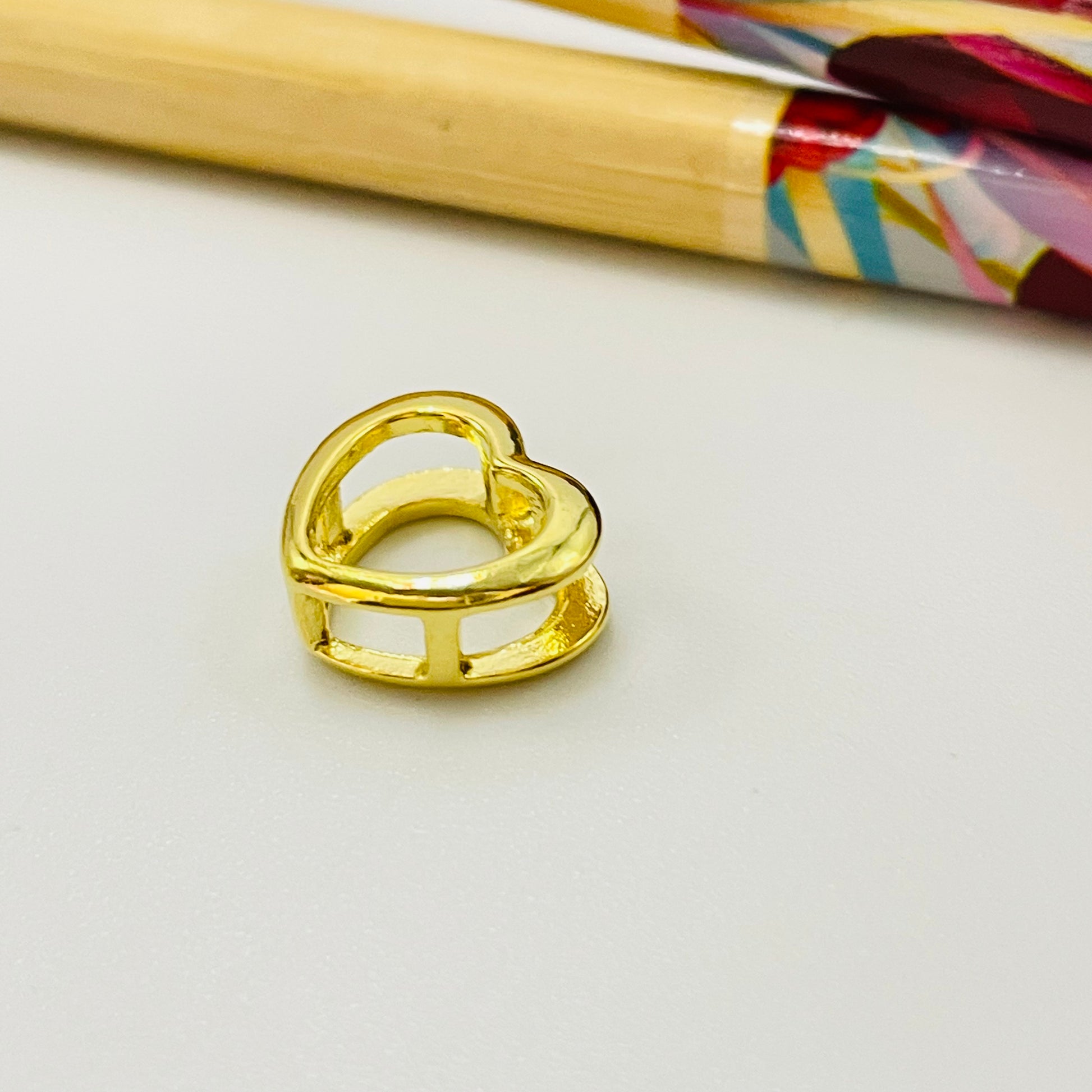 FO1037 Colgante Corazón para pasar circones y borde 11 mm Corazón Interior Doble faz circones y 1 circón 7 mm espesor 5 mm Caja Corazón Calado exterior 12 mm espesor 5 mm Figura Baño Oro Figuras Bañadas hecho de Bronce Bañado en Oro 18K Joyas Bañadas en Oro