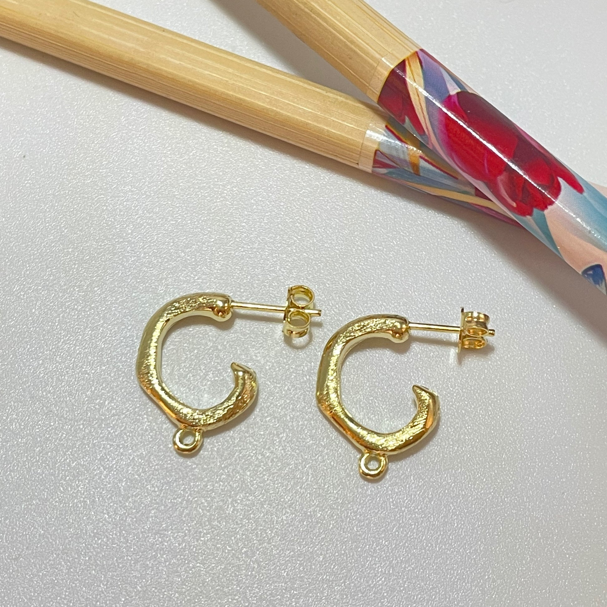 BO89 Base Aro Argolla lijada15x13 mm espesor 2.8 mm mas argollita para colgante tipo orgánica Base de Aro Baño Oro Base de Aro hecho de Bronce Bañado en Oro 18K Joyas Bañadas en Oro