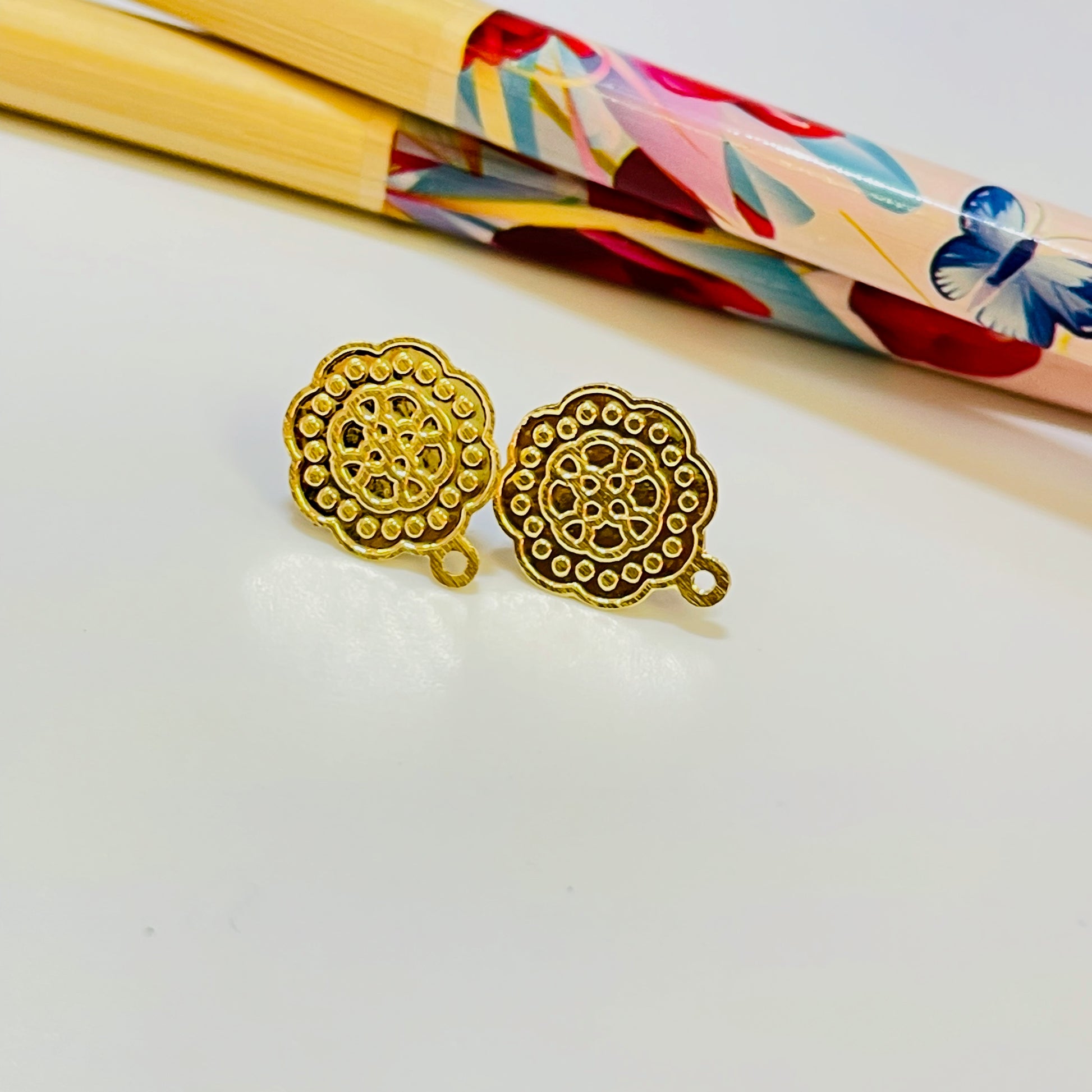 BO85 Redonda Irregular estampada en relieve 12 mm mas argollita Base de Aro Baño Oro Base de Aro hecho de Bronce Bañado en Oro 18K Joyas Bañadas en Oro