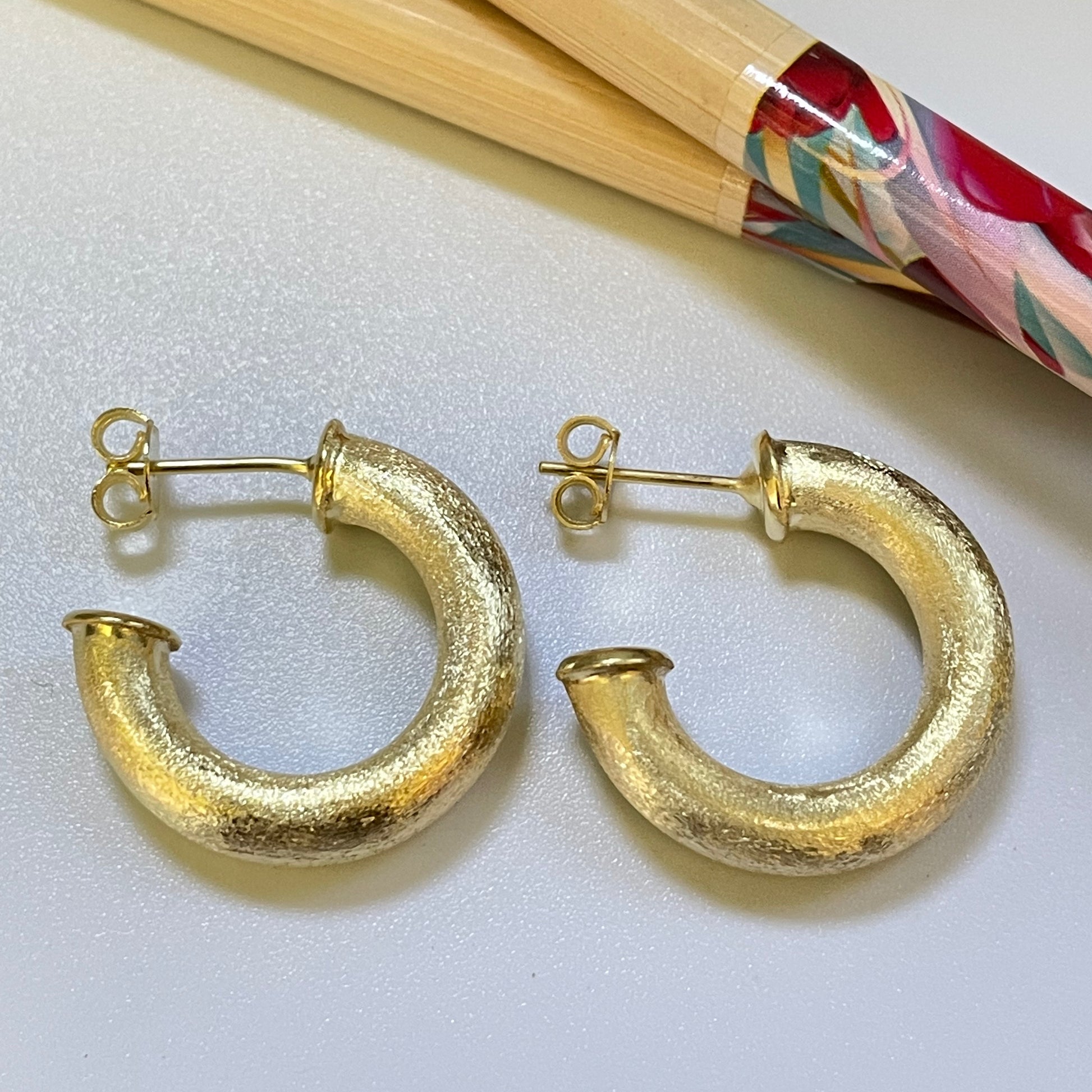 XO267 Argolla Tubo Mate 23x5 mm Aro Baño Oro Aros Bañados en Oro y Plata hecho de Bronce Bañado en Oro 18K