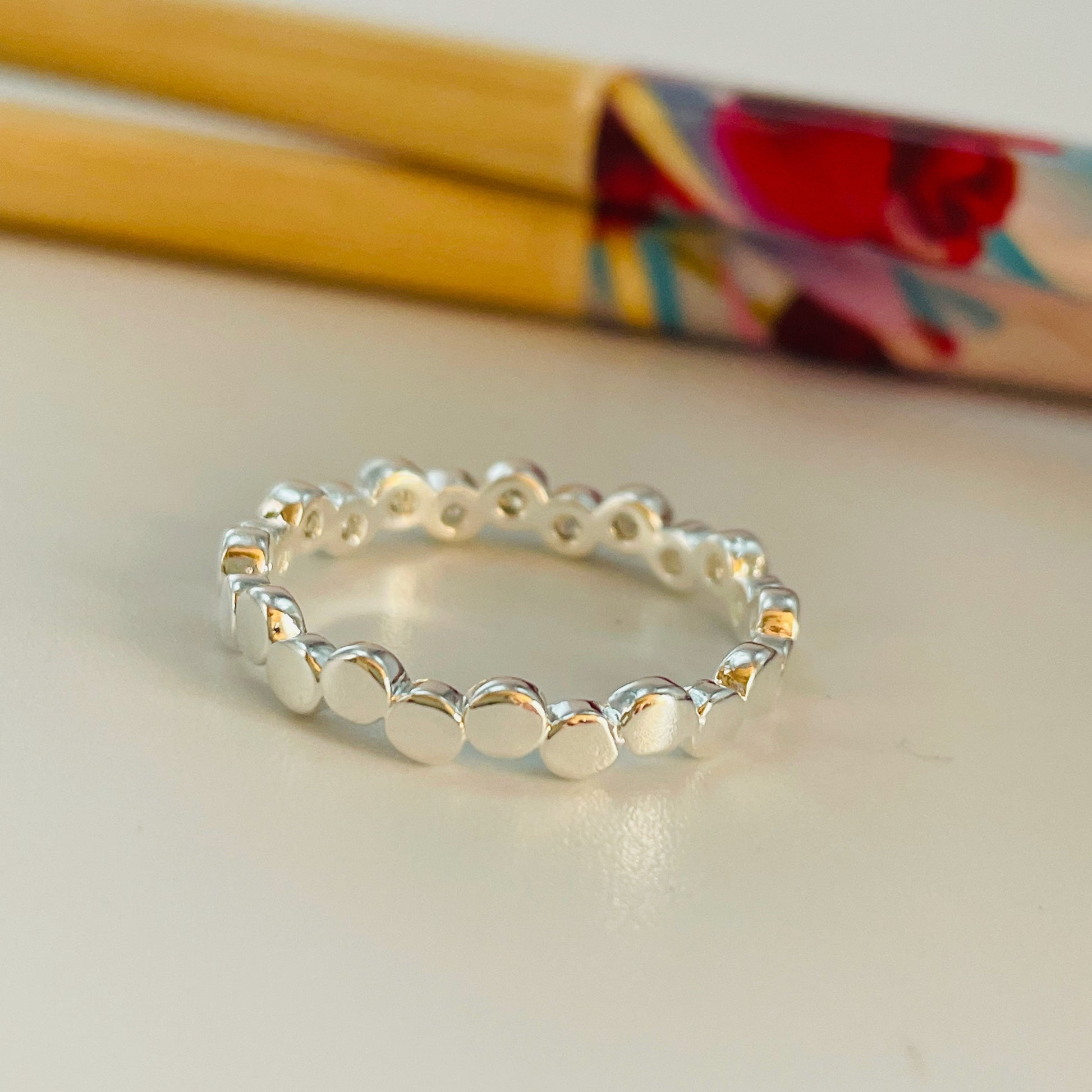 WP53 Anillo Circones de 2.5 mm en zigzag y circulos de 2 mm Anillo Baño Plata Anillos Bañados hecho de Bronce Bañado en Plata 50 ml Joyas Bañadas en Plata