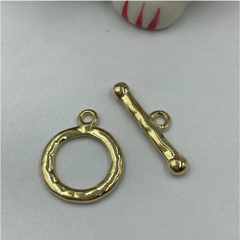 AO103 Broche OT Irregular diá. 15 mm largo palito 20 mm Accesorio Baño Oro Accesorios Bañados en Oro y Plata hecho de Bronce Bañado en Oro 18K Joyas Bañadas en Oro