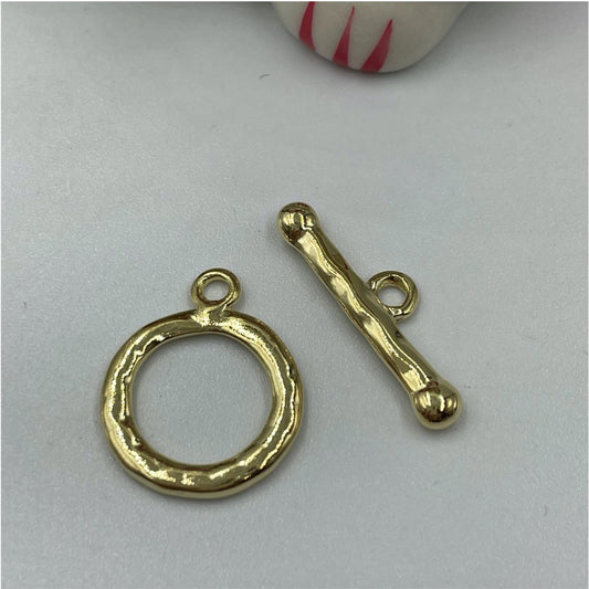 AO103 Broche OT Irregular diá. 15 mm largo palito 20 mm Accesorio Baño Oro Accesorios Bañados en Oro y Plata hecho de Bronce Bañado en Oro 18K Joyas Bañadas en Oro