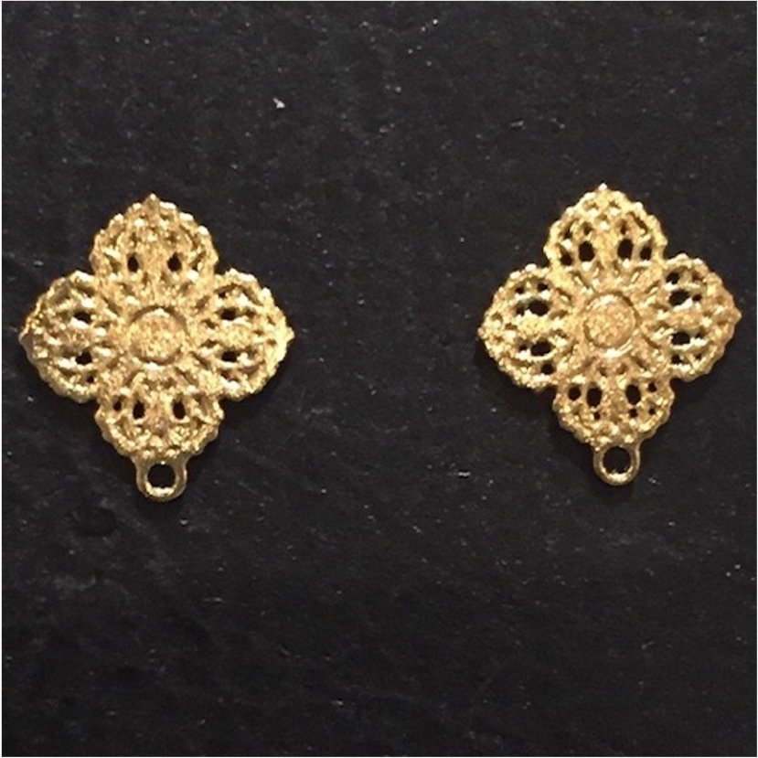 BO31 Trebol con argollita inferior 10x9 mm Base de Aro Baño Oro Bases de Aros Bañadas en oros y Plata hecho de Bronce Bañado en Oro 18K