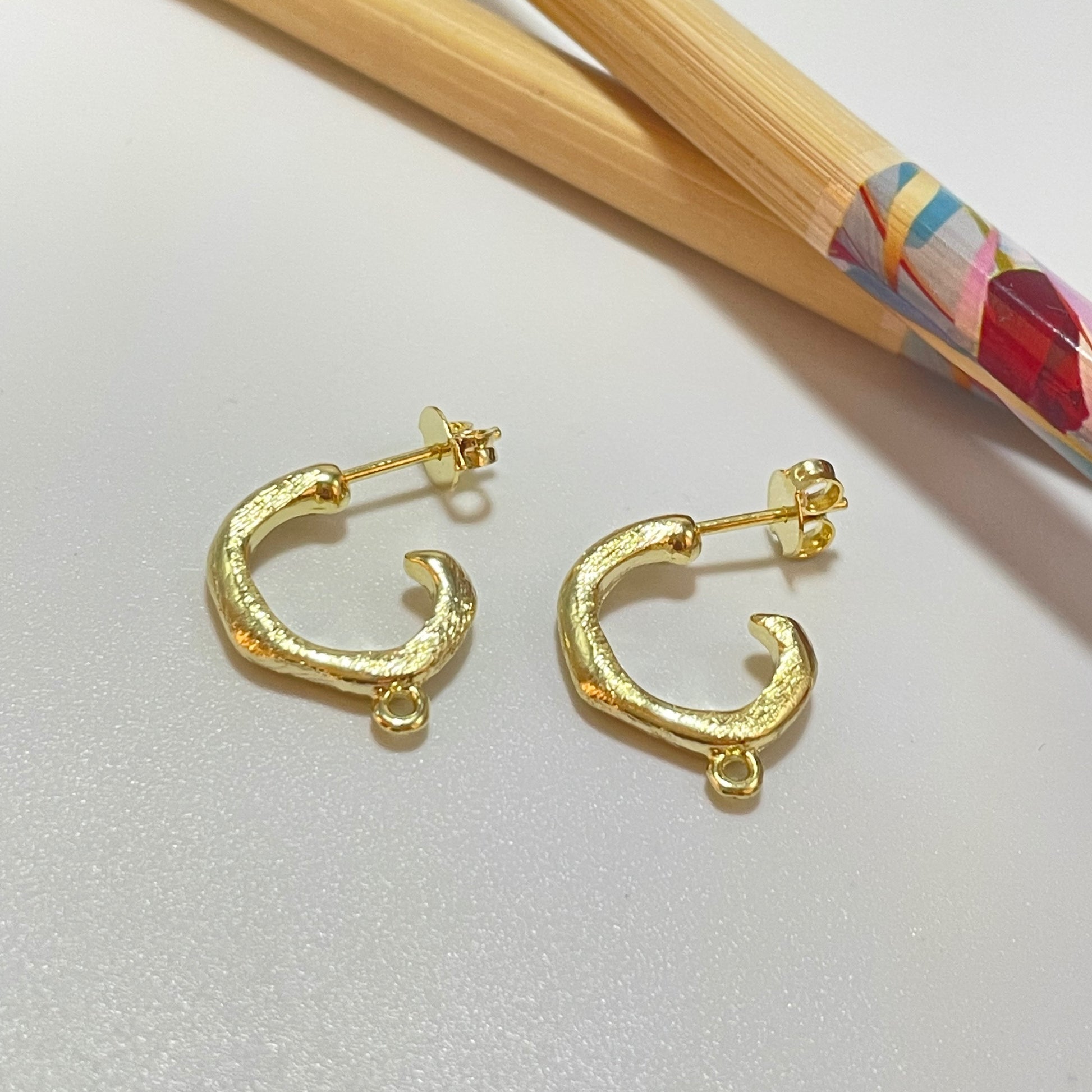 BO89 Base Aro Argolla lijada15x13 mm espesor 2.8 mm mas argollita para colgante tipo orgánica Base de Aro Baño Oro Base de Aro hecho de Bronce Bañado en Oro 18K Joyas Bañadas en Oro