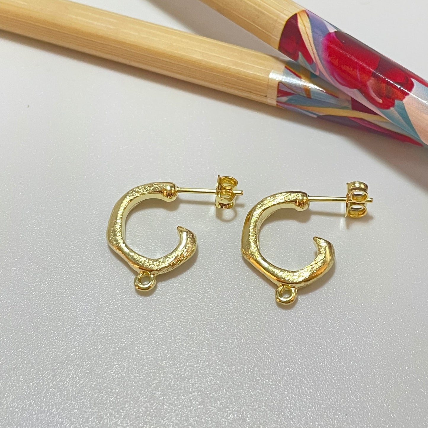 BO89 Base Aro Argolla lijada15x13 mm espesor 2.8 mm mas argollita para colgante tipo orgánica Base de Aro Baño Oro Base de Aro hecho de Bronce Bañado en Oro 18K Joyas Bañadas en Oro
