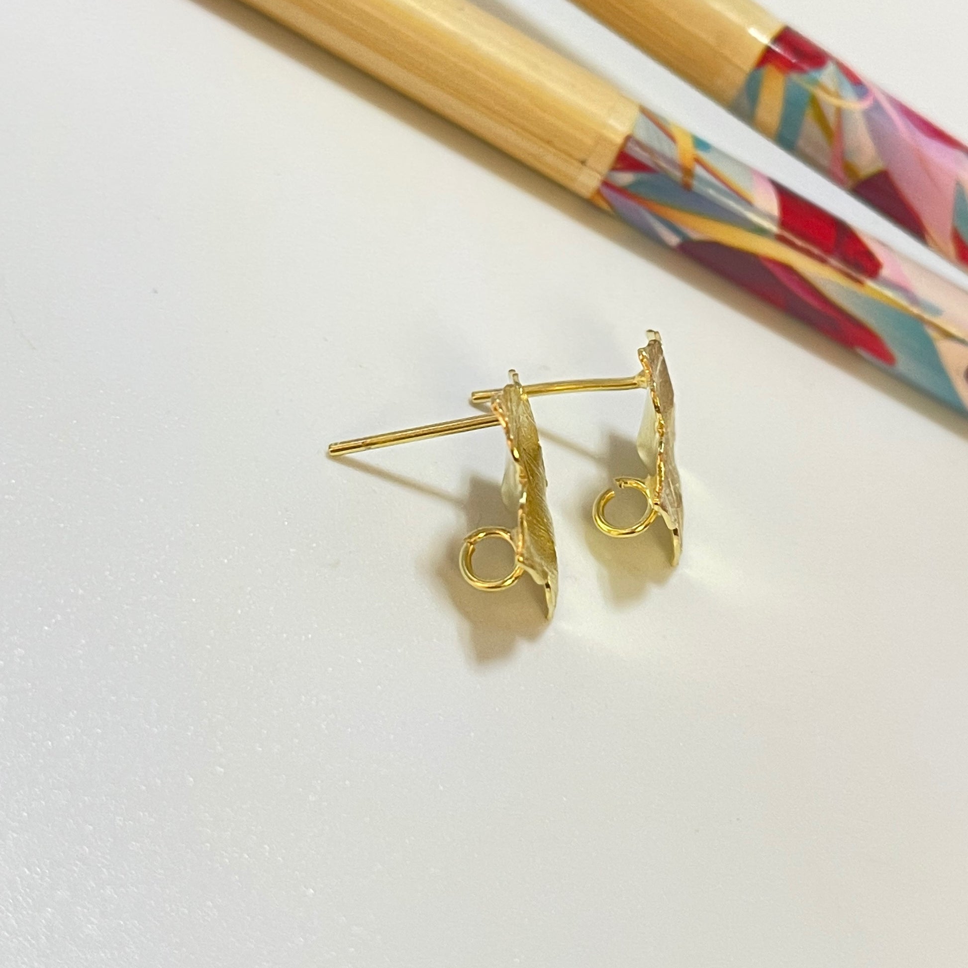 BO90 Base Aro Flor Lijada 14 mm con argolla posterior Base de Aro Baño Oro Base de Aro hecho de Bronce Bañado en Oro 18K Joyas Bañadas en Oro
