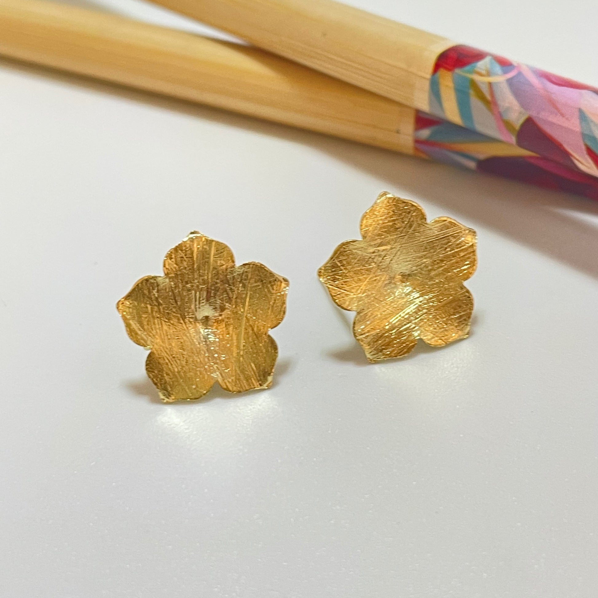 BO90 Base Aro Flor Lijada 14 mm con argolla posterior Base de Aro Baño Oro Base de Aro hecho de Bronce Bañado en Oro 18K Joyas Bañadas en Oro