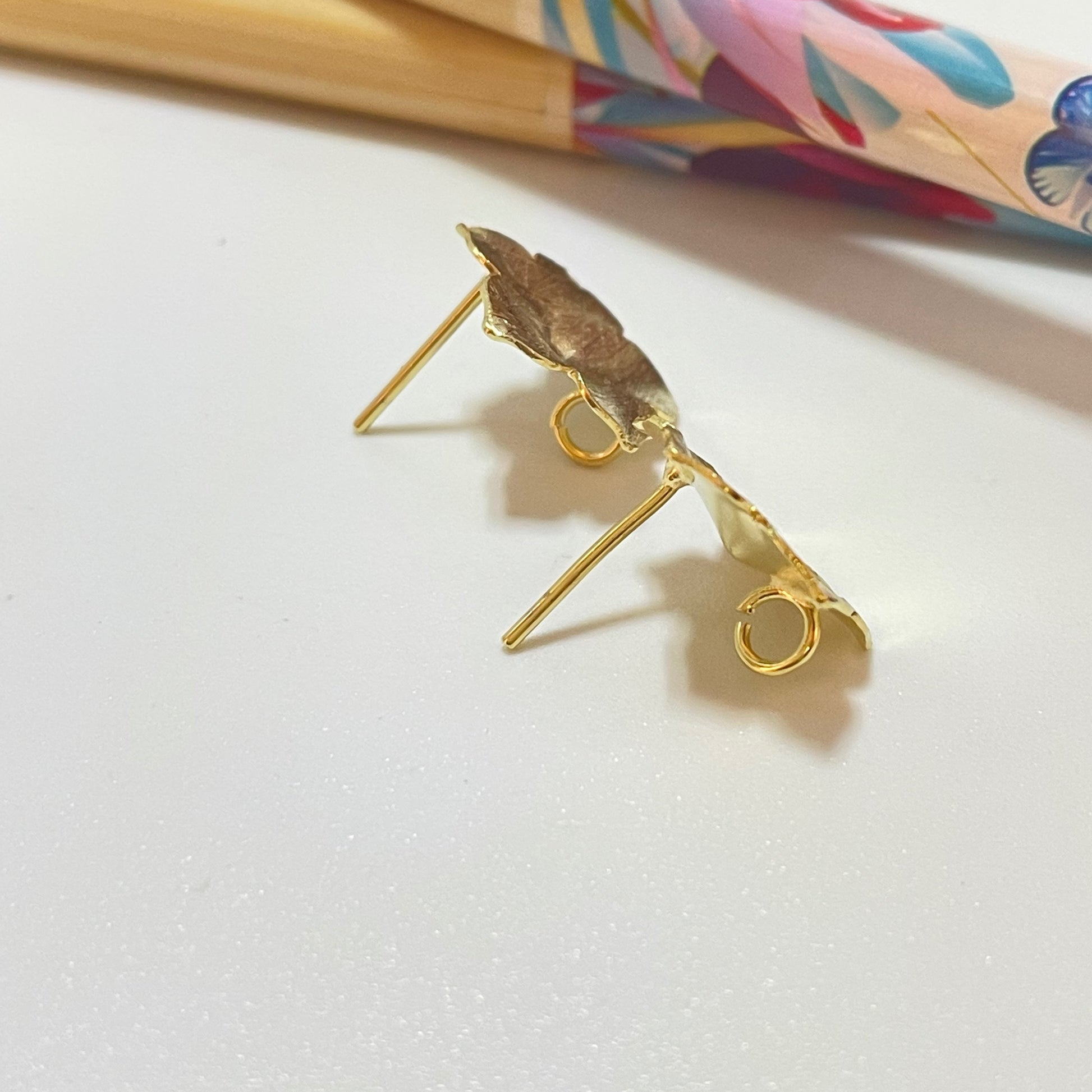 BO90 Base Aro Flor Lijada 14 mm con argolla posterior Base de Aro Baño Oro Base de Aro hecho de Bronce Bañado en Oro 18K Joyas Bañadas en Oro