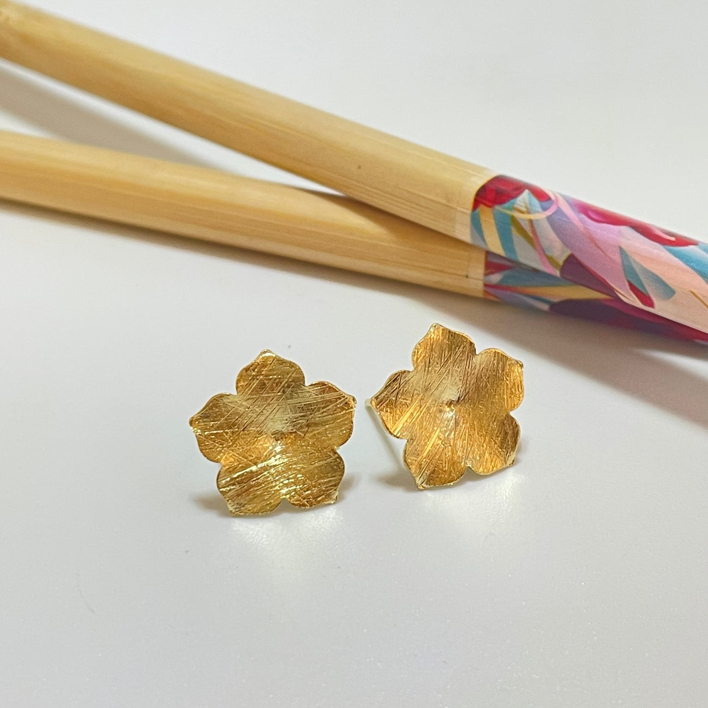 BO90 Base Aro Flor Lijada 14 mm con argolla posterior Base de Aro Baño Oro Base de Aro hecho de Bronce Bañado en Oro 18K Joyas Bañadas en Oro