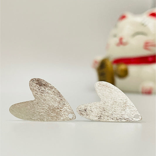 BP82 Corazón lijado con perforación inferior 20x15 mm Base de Aro Baño Plata Bases de Aros Bañadas en oros y Plata hecho de Bronce Bañado en Plata 50 ml
