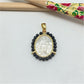 FO1000 Colgante Ovalado Virgen de los Rayos o Milagrosa tallada en nácar Borde piedras Espinela Negra 3 mm 29 x 24 mm más valier Figura Baño Oro Figuras Bañadas hecho de Bronce Bañado en Oro 18K Joyas Bañadas en Oro