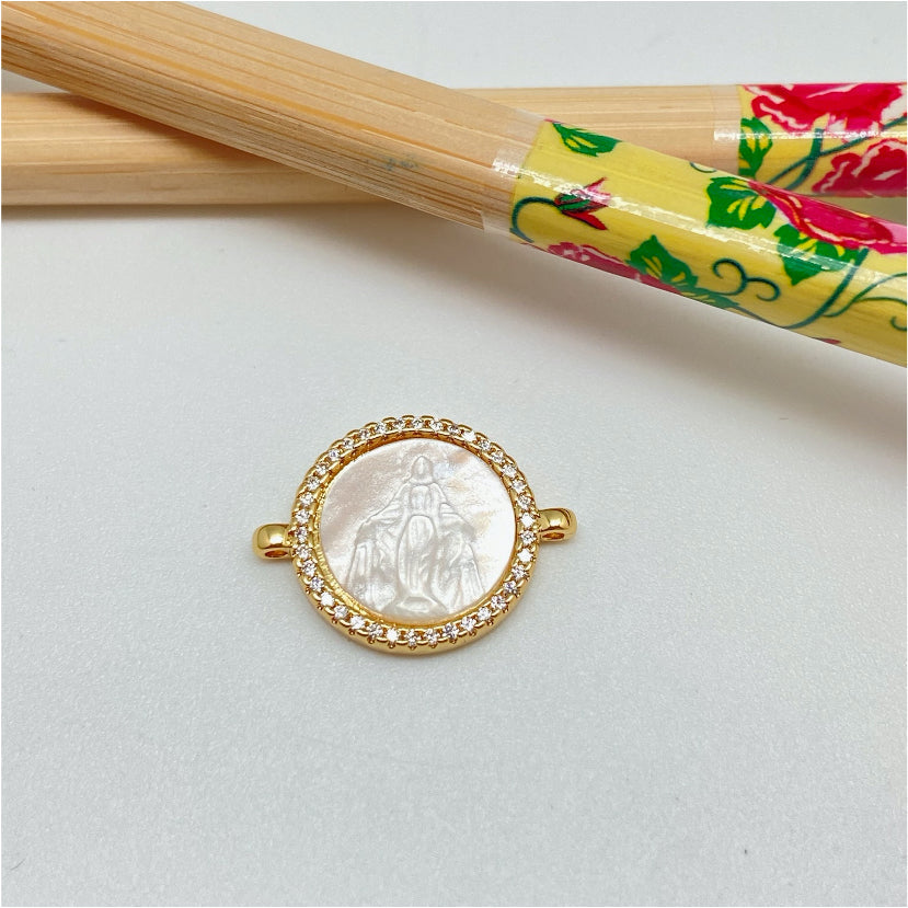 FO1001 Conector Virgen de Los Rayos o Medalla Milagrosa Tallada en Nácar Borde con micro circones diá. 15 mm más argollitas Figura Baño Oro Figuras Bañadas hecho de Bronce Bañado en Oro 18K Joyas Bañadas en Oro
