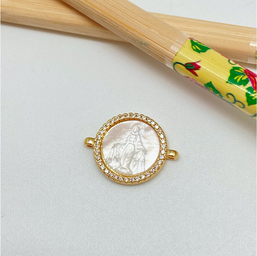 FO1001 Conector Virgen de Los Rayos o Medalla Milagrosa Tallada en Nácar Borde con micro circones diá. 15 mm más argollitas Figura Baño Oro Figuras Bañadas hecho de Bronce Bañado en Oro 18K Joyas Bañadas en Oro