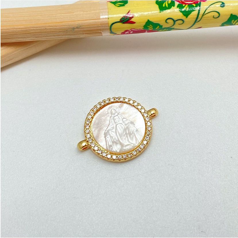 FO1001 Conector Virgen de Los Rayos o Medalla Milagrosa Tallada en Nácar Borde con micro circones diá. 15 mm más argollitas Figura Baño Oro Figuras Bañadas hecho de Bronce Bañado en Oro 18K Joyas Bañadas en Oro