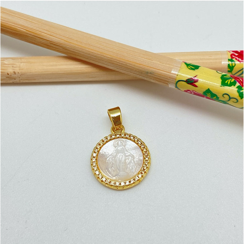 FO1002 Colgante Virgen de Los Rayos o Medalla Milagrosa Tallada en Nácar Borde con micro circones diá. 15.5 mm más valier Figura Baño Oro Figuras Bañadas hecho de Bronce Bañado en Oro 18K Joyas Bañadas en Oro