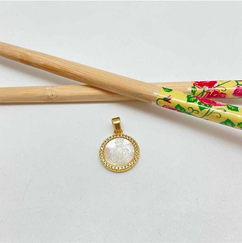 FO1002 Colgante Virgen de Los Rayos o Medalla Milagrosa Tallada en Nácar Borde con micro circones diá. 15.5 mm más valier Figura Baño Oro Figuras Bañadas hecho de Bronce Bañado en Oro 18K Joyas Bañadas en Oro