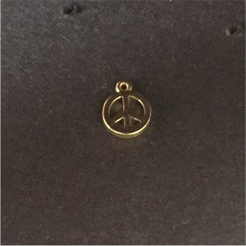 FO104 Colgante Paz 10 mm Figura Baño Oro Figuras Bañadas en Oro y Plata hecho de Bronce Bañado en Oro 18K