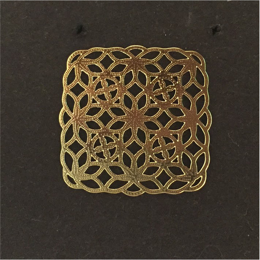 FO141 Figura Calada Cuadrada 38x38 mm Figura Baño Oro Figuras Bañadas en Oro y Plata hecho de Bronce Bañado en Oro 18K