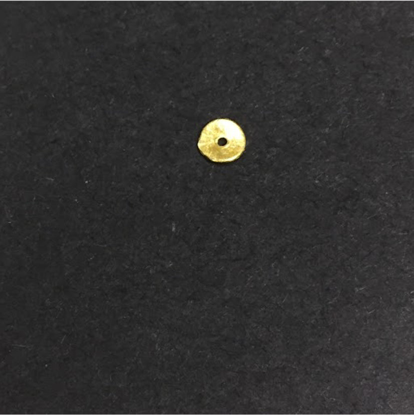 FO148 Mini Chapita Perforación Central 6 mm Figura Baño Oro Figuras Bañadas en Oro y Plata hecho de Bronce Bañado en Oro 18K