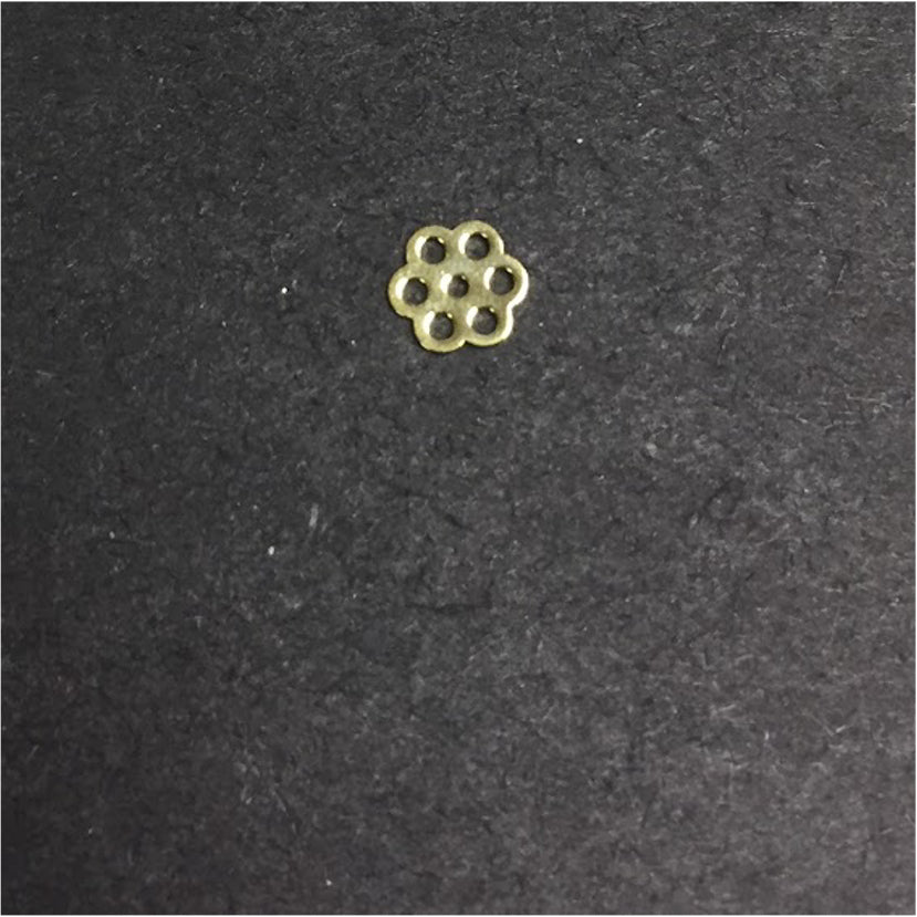 FO158 Mini Margarita Colgante o Conector 8 mm Figura Baño Oro Figuras Bañadas en Oro y Plata hecho de Bronce Bañado en Oro 18K