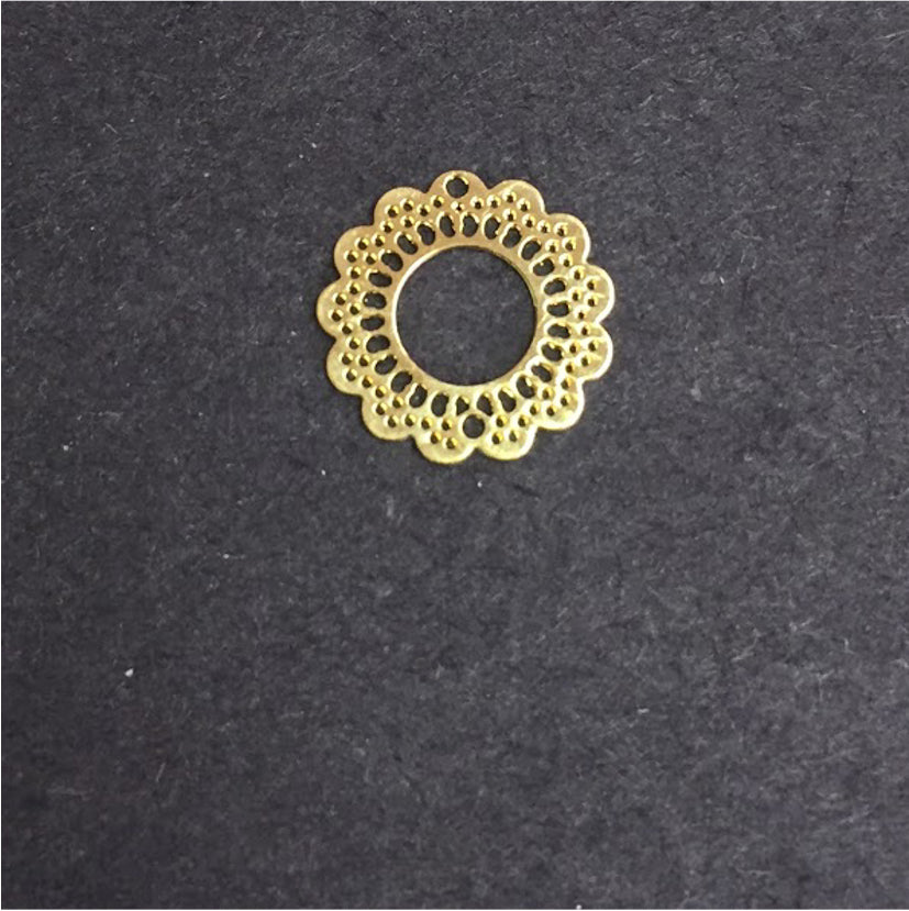 FO175 Conector Calado Flor Mediano 18 mm Figura Baño Oro Figuras Bañadas en Oro y Plata hecho de Bronce Bañado en Oro 18K