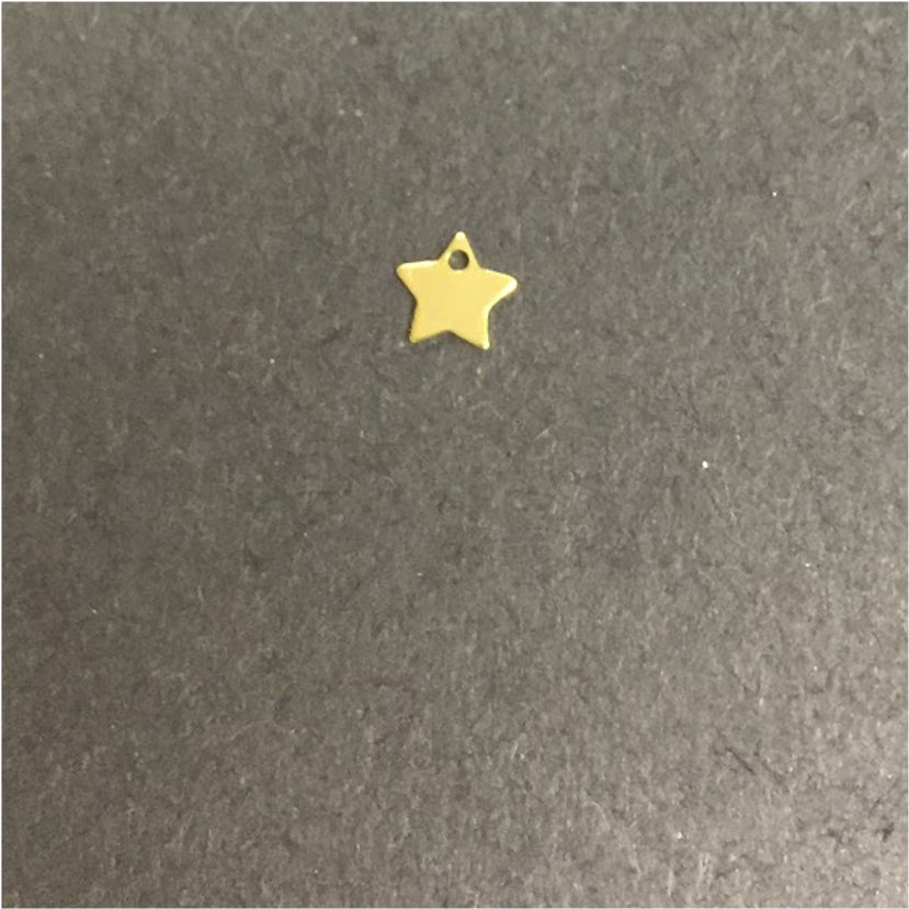 FO215 Estrella 6.5 mm 1 Perforación Figura Baño Oro Figuras Bañadas en Oro y Plata hecho de Bronce Bañado en Oro 18K