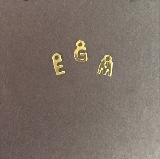 FO226 Mini Letras 7 x 3 mm Figura Baño Oro Figuras Bañadas en Oro y Plata hecho de Bronce Bañado en Oro 18K
