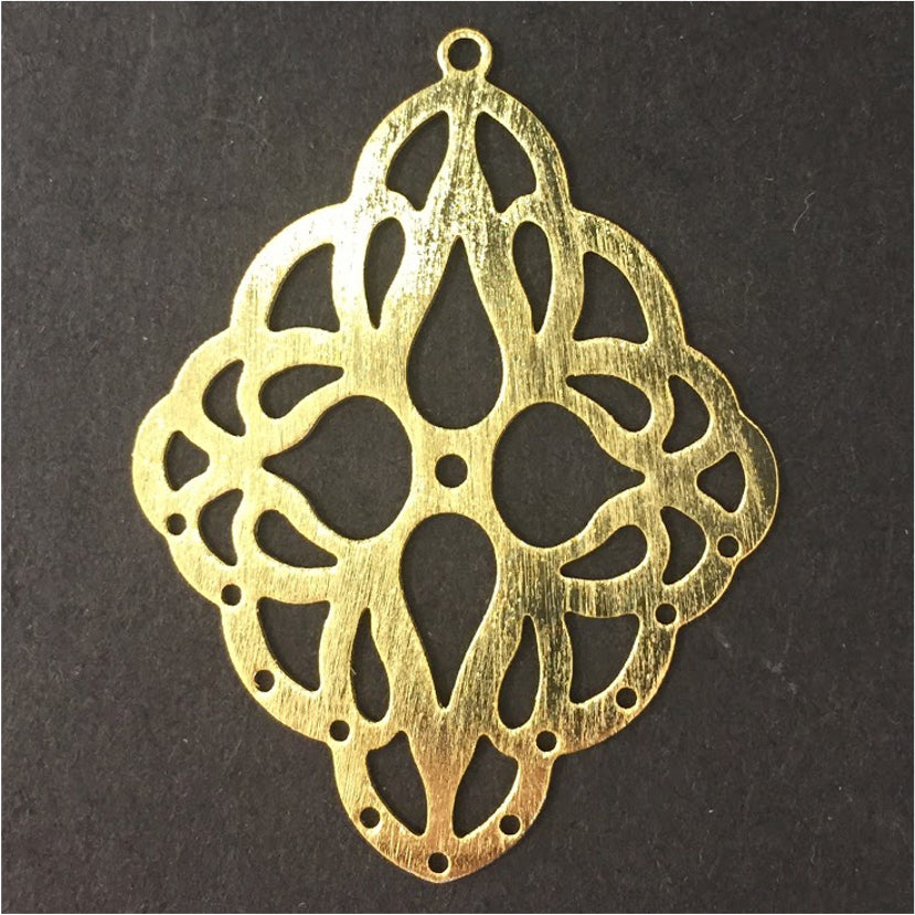 FO244 Figura Calada 33 x 43 mm 11 perforaciones inferiores Figura Baño Oro Figuras Bañadas en Oro y Plata hecho de Bronce Bañado en Oro 18K