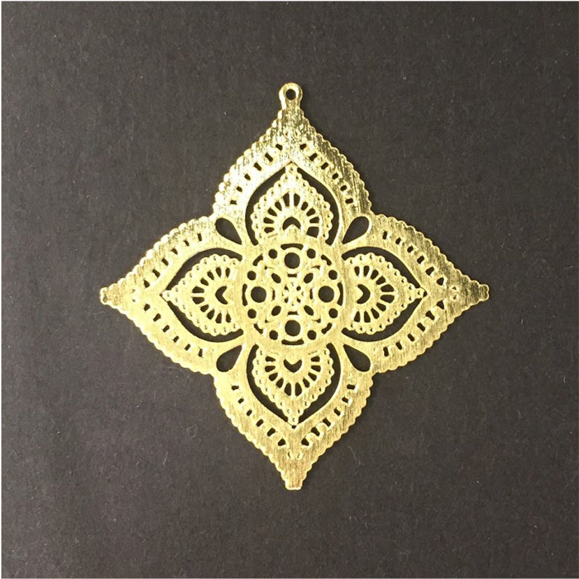 FO248 Figura Calada 41 x 31 mm Figura Baño Oro Figuras Bañadas en Oro y Plata hecho de Bronce Bañado en Oro 18K