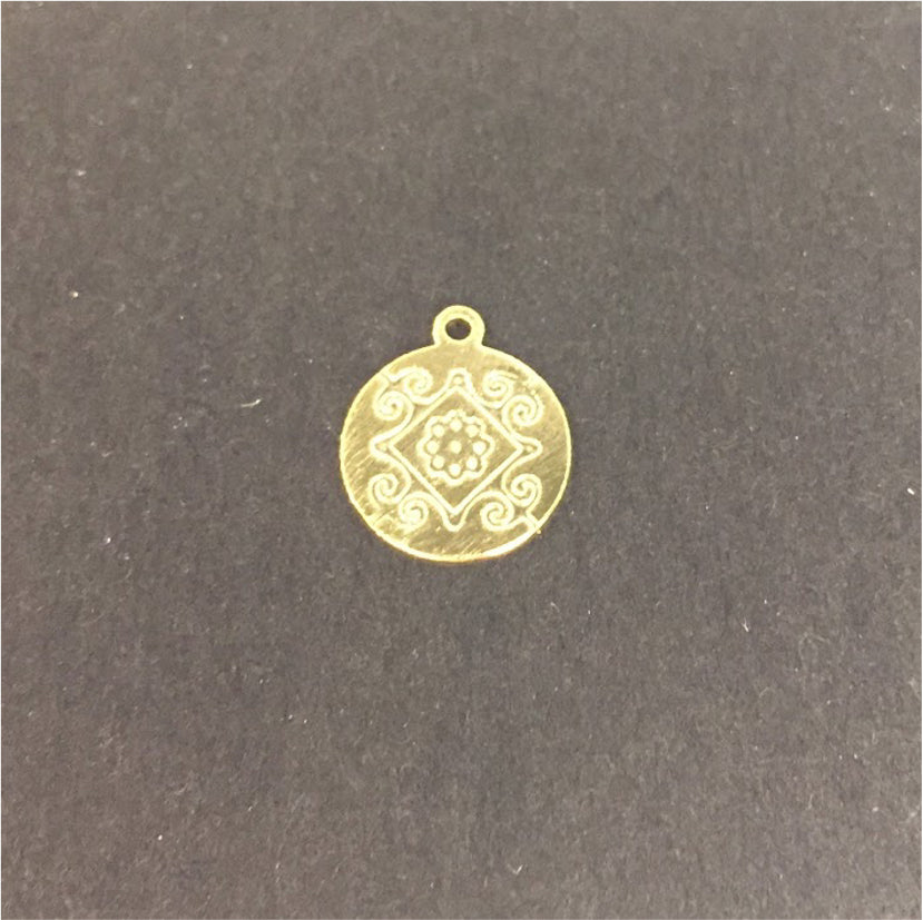 FO279 Colgante Estampado Flor Central 14 x 12 mm Figura Baño Oro Figuras Bañadas en Oro y Plata hecho de Bronce Bañado en Oro 18K