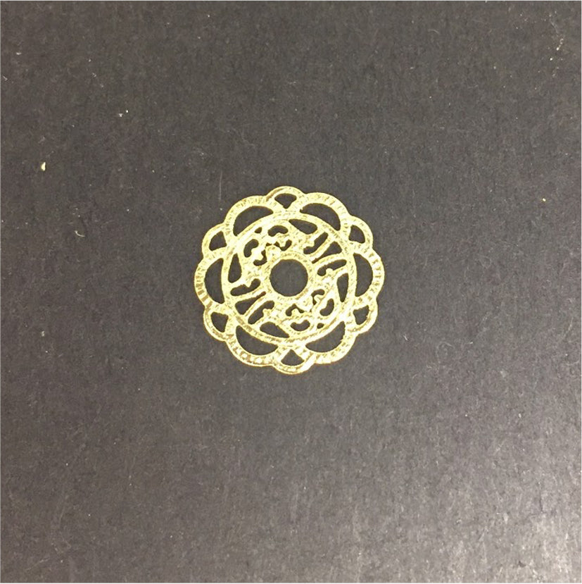 FO283 Figura Calada 16 mm Colgante o Conector Figura Baño Oro Figuras Bañadas en Oro y Plata hecho de Bronce Bañado en Oro 18K