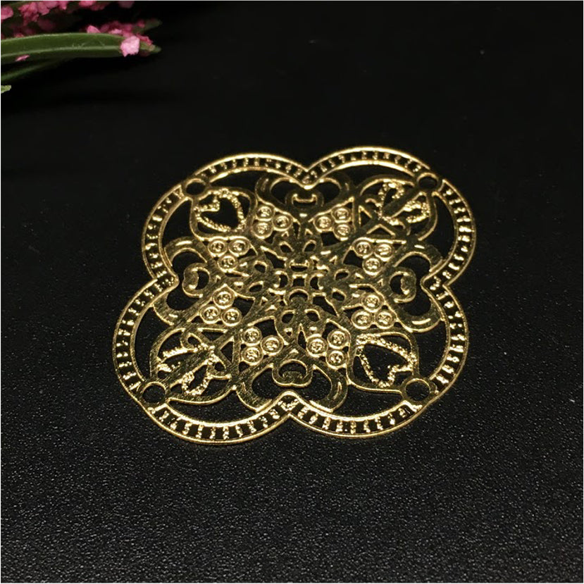 FO310 Figura Calada Tipo Conector 39 x 35 mm Figura Baño Oro Figuras Bañadas en Oro y Plata hecho de Bronce Bañado en Oro 18K