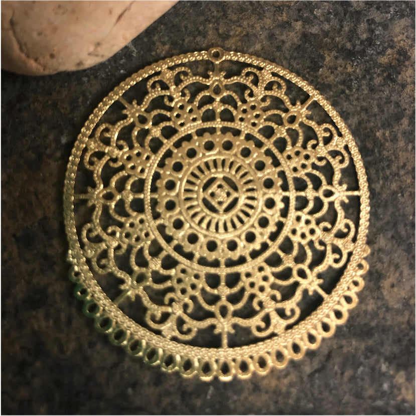 FO397 Figura Calada Tela de Araña Grande con argollitas inferiores 45 mm Figura Baño Oro Figuras Bañadas en Oro y Plata hecho de Bronce Bañado en Oro 18K