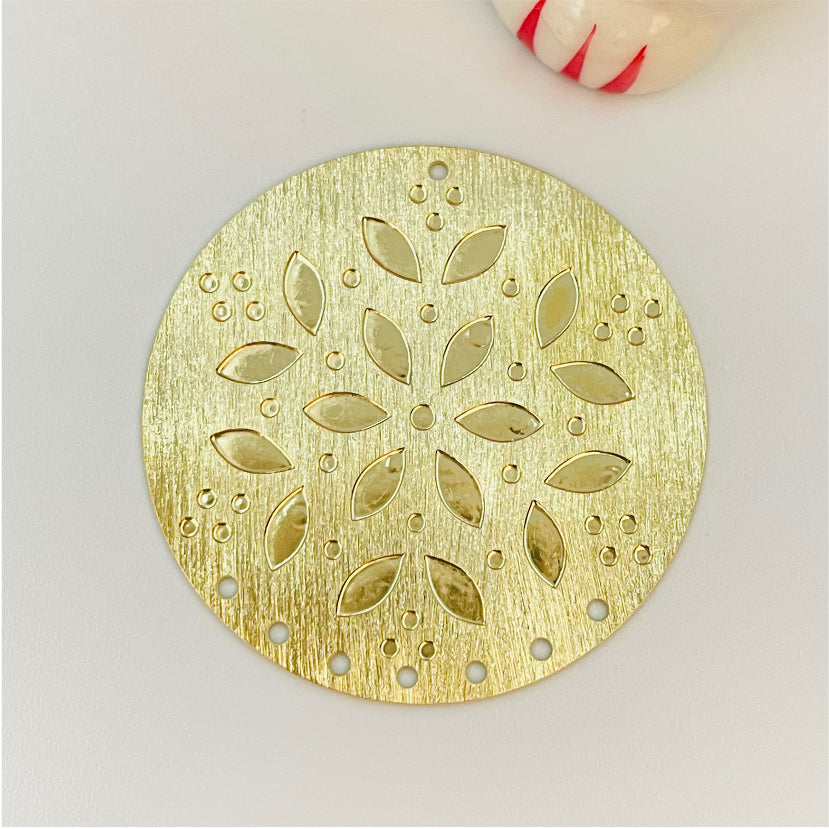 FO399 Figura Estampada Margarita Estampada 35 mm con 7 perforaciones Inferiores Figura Baño Oro Figuras Bañadas en Oro y Plata hecho de Bronce Bañado en Oro 18K