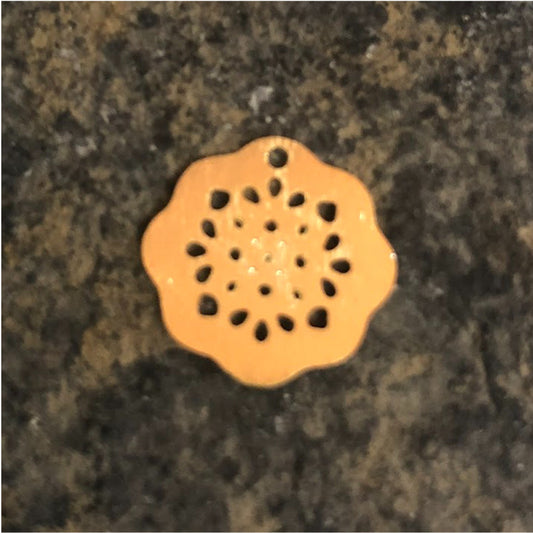 FO400 Figura Calada Flor Borde Liso 14 mm Figura Baño Oro Figuras Bañadas en Oro y Plata hecho de Bronce Bañado en Oro 18K