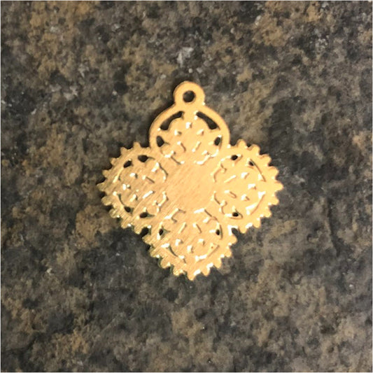 FO413 Figura Calada Tipo trébol 4 hojas bordes con puntitas con argollita 16 mm Figura Baño Oro Figuras Bañadas en Oro y Plata hecho de Bronce Bañado en Oro 18K